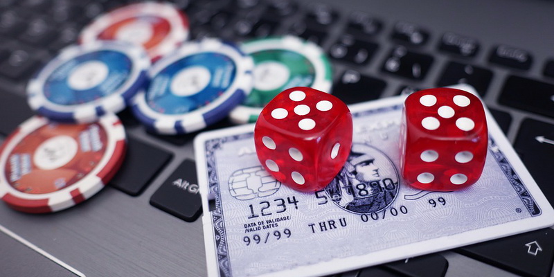 Žetonai, kauliukai ir mokėjimo kortelė - kazino žaidimai internete
